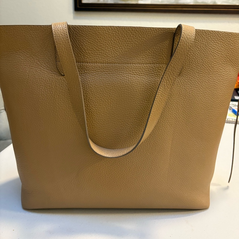 Cuyana genuine leather classic tote in cappuccino with insert organizer